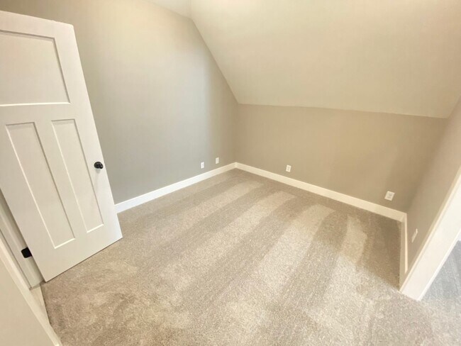 Building Photo - For Lease - 3BR, 2.5BA, 2300sqft home (Gallatin)
