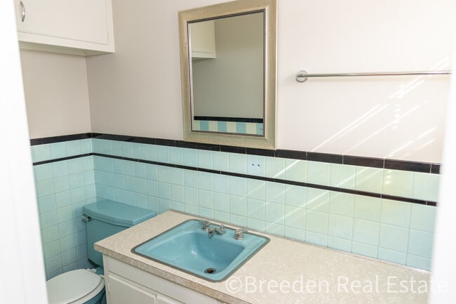 Building Photo - 300 Oakland Ave