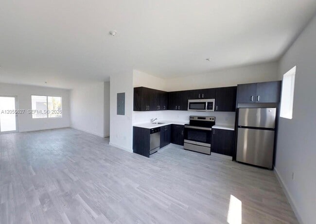 Building Photo - 321 S Shore Dr