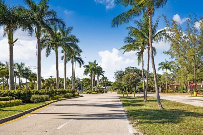 Building Photo - 71 Waltham C