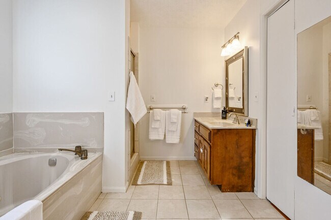 Building Photo - 1223 Settlebench Ln