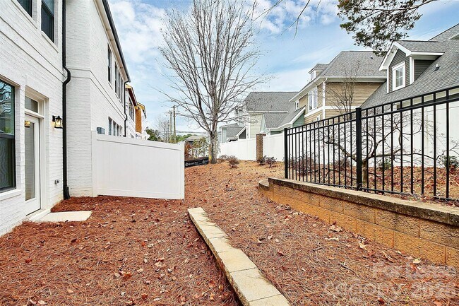 Building Photo - 6029 Mariemont Cir