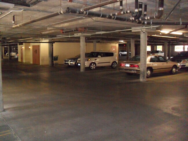 Building Photo - Meridian Fully Furnished Condo with Pool view.