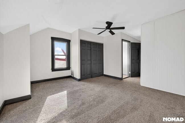 Building Photo - 2 Bedroom Townhome in Saint Louis