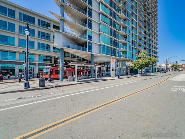 Building Street Level - 1080 Park Blvd