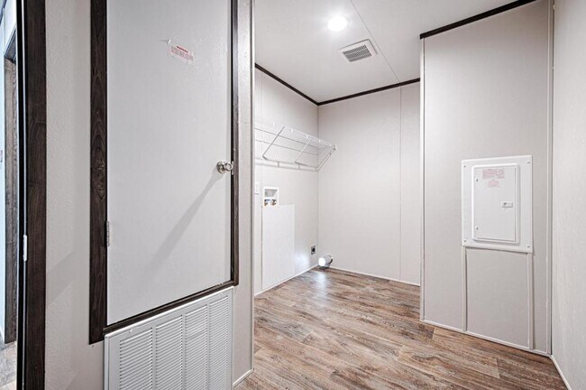 Building Photo - 633 Kevin St