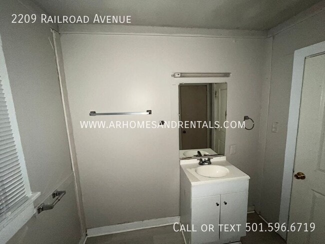 Building Photo - 2209 Railroad Ave