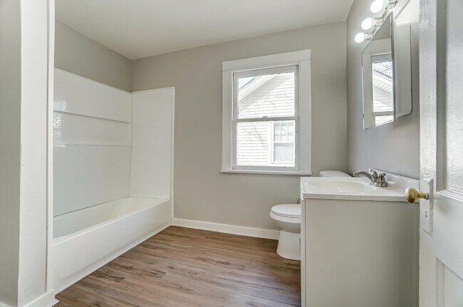 Building Photo - Three Bedroom Home for Lease in Dayton!