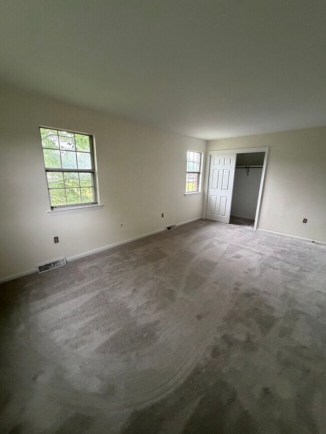 Building Photo - 3 Bedroom Townhouse Wilson School District