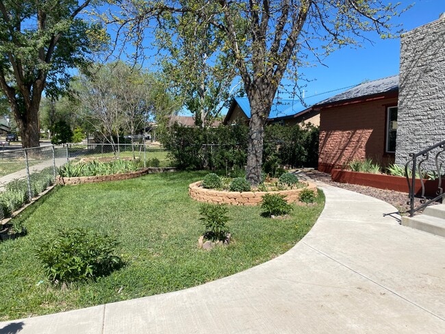 Building Photo - 444 E Montezuma Ave