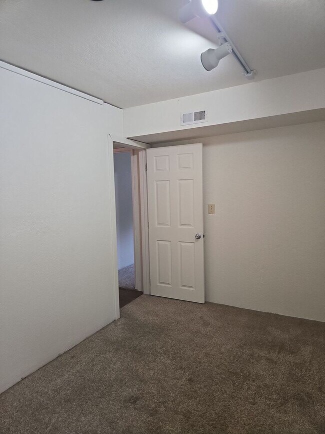 Building Photo - PRELEASING NOW: Large 6 bed/2 bath home!