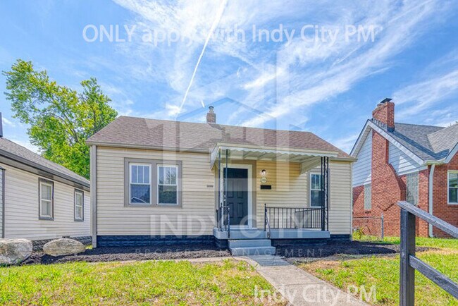 Building Photo - 1326 N Gladstone Ave