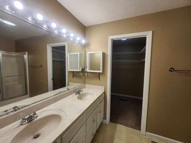 Building Photo - 3 Bedroom On Cul-de-sac, East Side Location