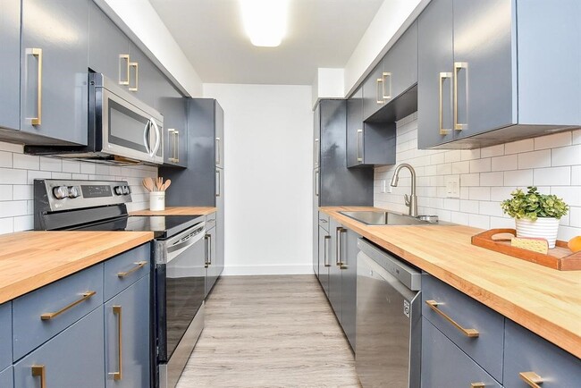 Building Photo - 357 N Post Oak Ln