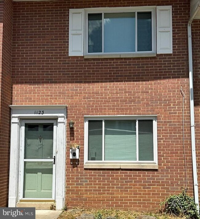 Building Photo - 1123 Westview Terrace