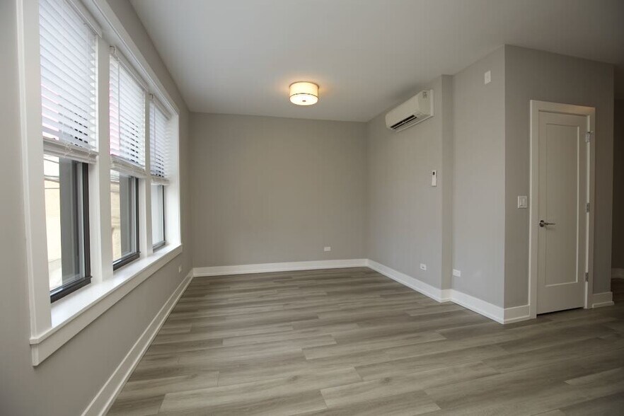 Building Photo - 3934 N Janssen Ave