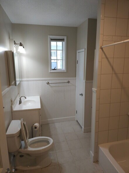 Bathroom - 3530 Kroger Ave