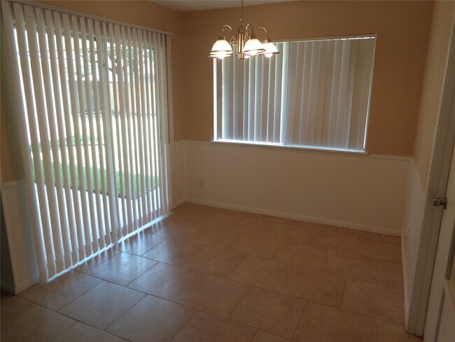 Building Photo - 2735 Manila Ln