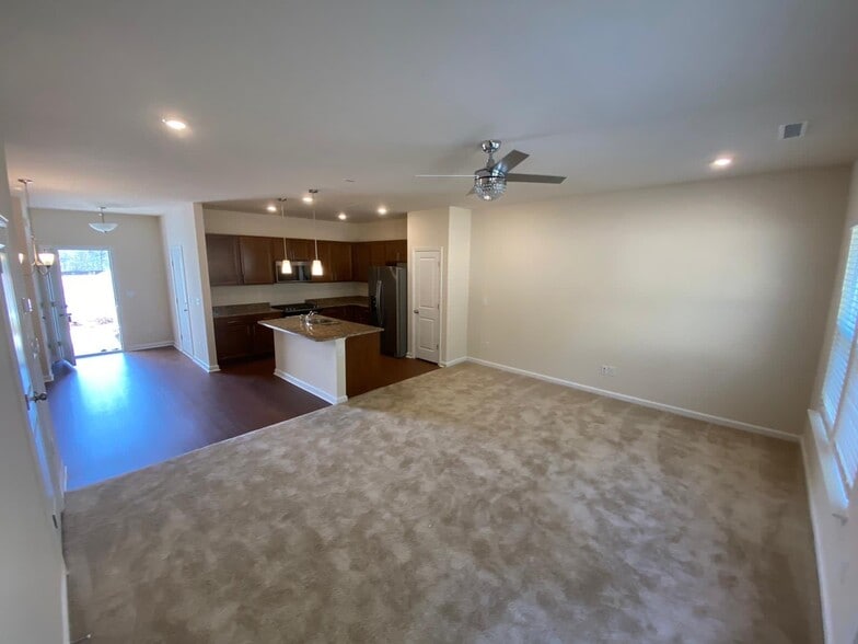 Building Photo - 317 White Oak Ridge Dr