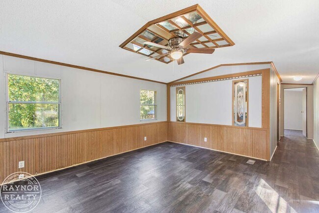 Building Photo - Enjoy the peace and quiet of the country!