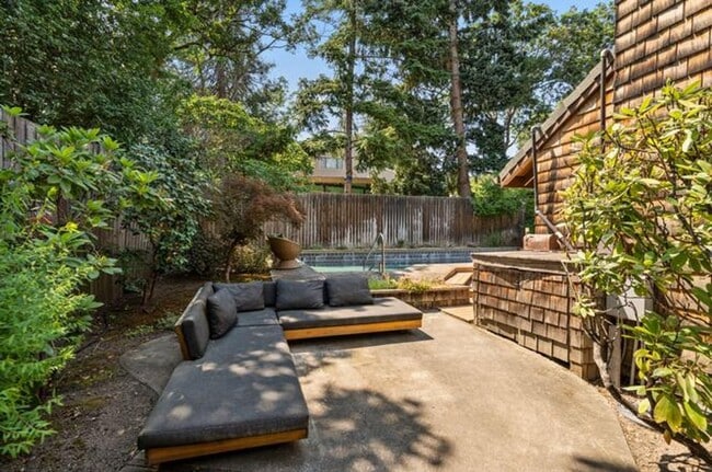 Building Photo - Lovely 3-bedroom home, Inground pool and l...