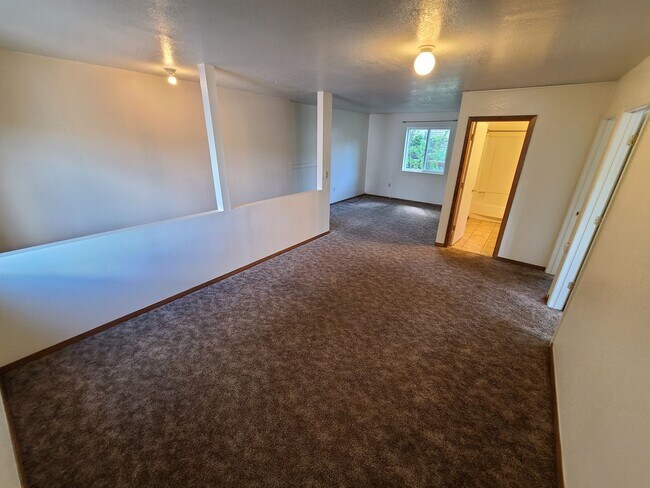 Building Photo - Sherwood Duplex and House