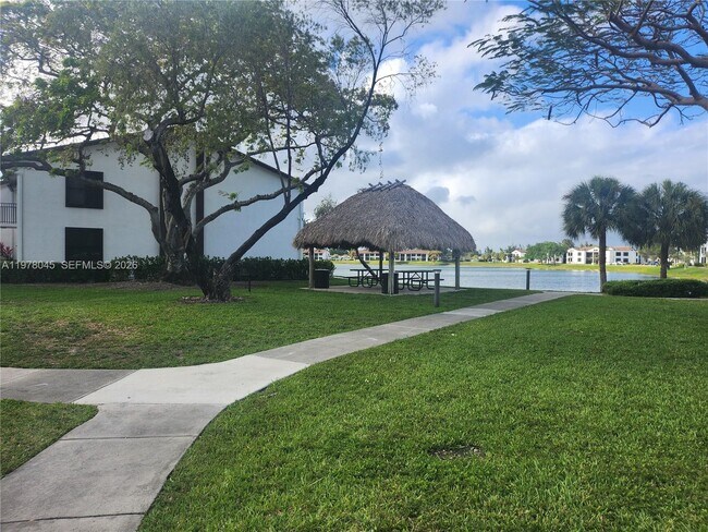 Building Photo - 215 Lake Pointe Dr