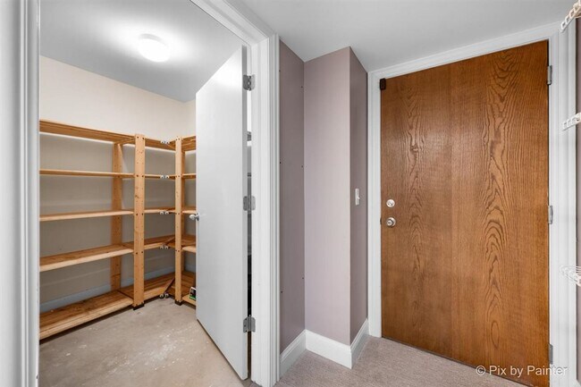 Building Photo - Updated Duplex Condo with 2 parking spots