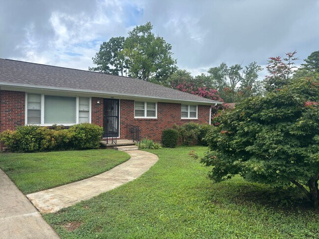 Building Photo - 1805 Stevens Dr NE