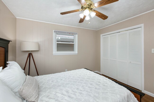 Building Photo - 3BR/2BA Home with Detached Garage – Fletch...