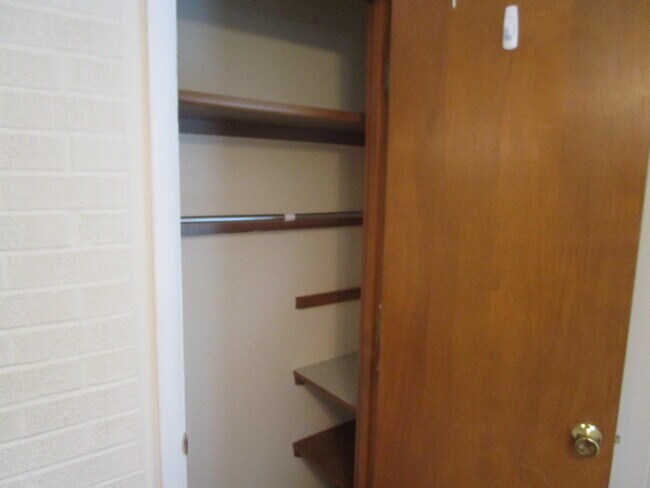 Building Photo - 305 Manor Dr