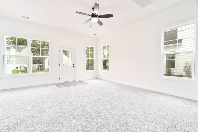 Building Photo - Modern New Build Minutes from Downtown Cha...