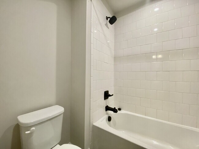 Building Photo - GORGEOUS TOWNHOME IN SOUTH PARK