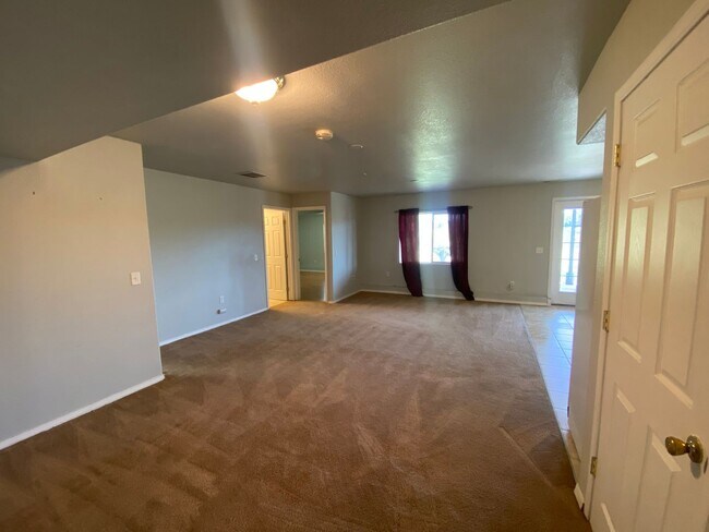 Building Photo - 5 Bedroom/ 3 Bath Home