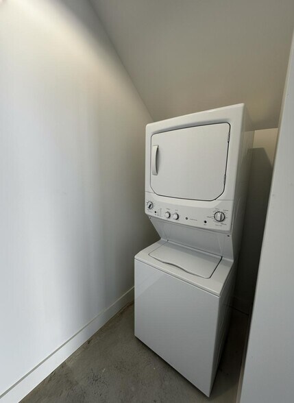 Building Photo - 530 E Park Ave