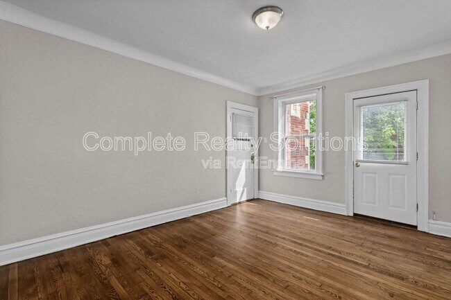 Building Photo - 4905 Winona Ave