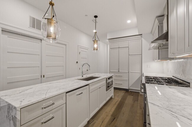 Building Photo - 1340 Kenyon St NW