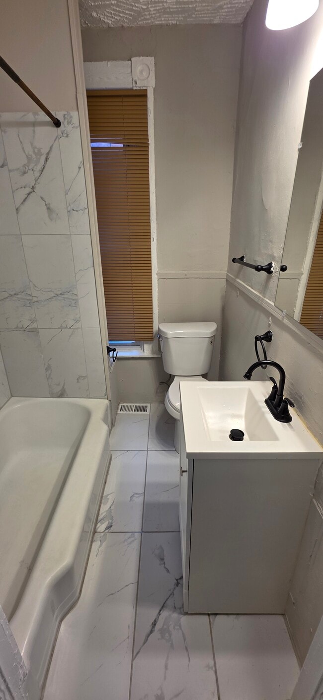 Building Photo - 1619 1/2 Division St-