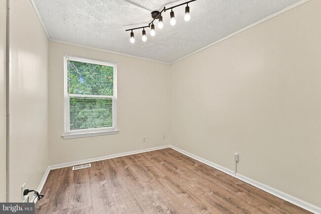 Building Photo - 8 Victoria Manor Ct