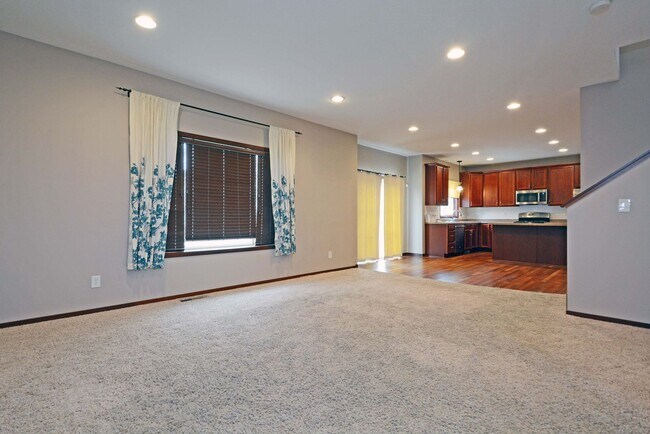 Building Photo - Spacious 4-Bed 4-Bath Home in Shakopee - Available Now!