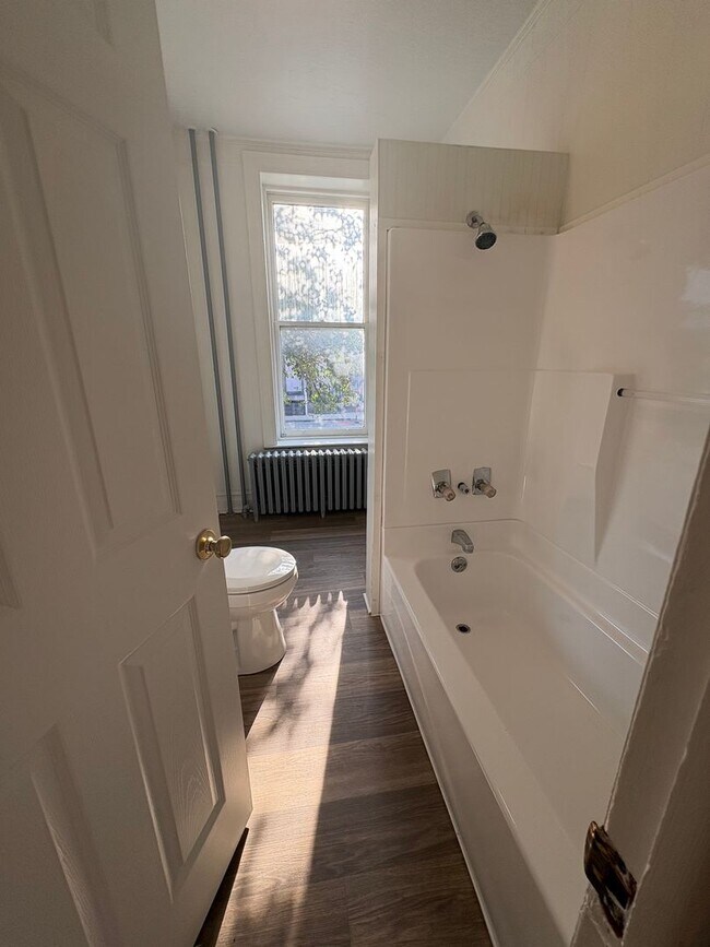 Building Photo - Available Now! 1 bedroom apartment.