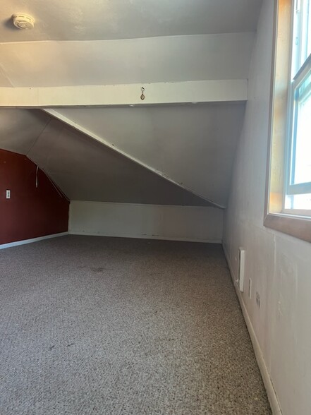 Bonus Room w/Closet - 6920 N Macrum Ave