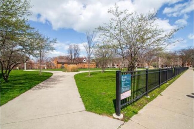 Building Photo - 1033 E 46th St