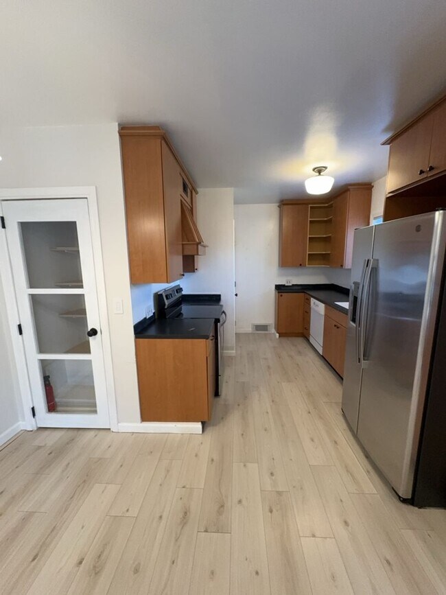 Building Photo - Spacious 4 bedroom house on a quiet North Ballard/Crown Hill  location