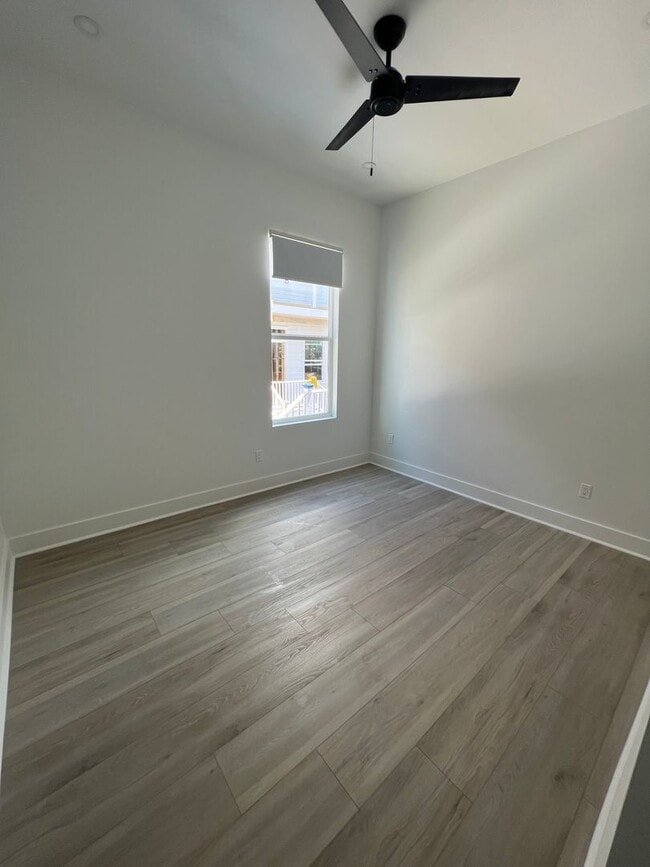 Building Photo - 5 BR House 1/2 block from Maple St - POOL!