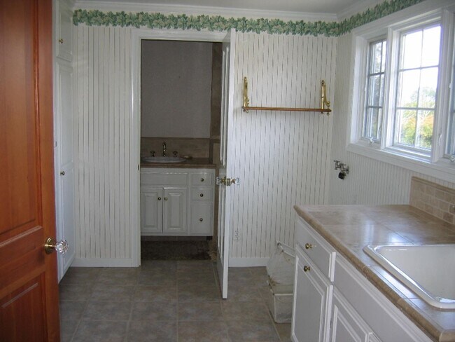 Building Photo - 8537 Pezzi Rd