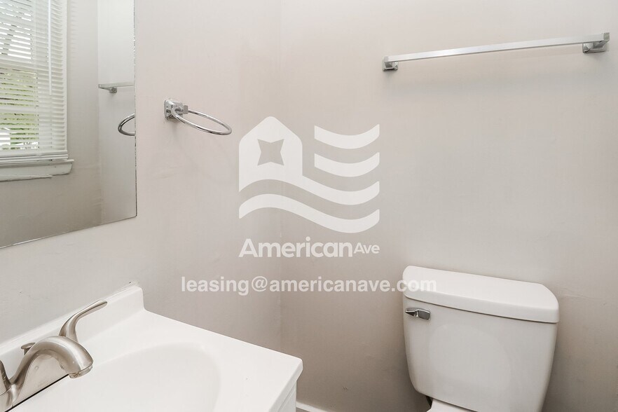 Building Photo - 105 Carver St