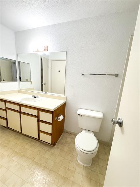Building Photo - 977 Riverside Dr