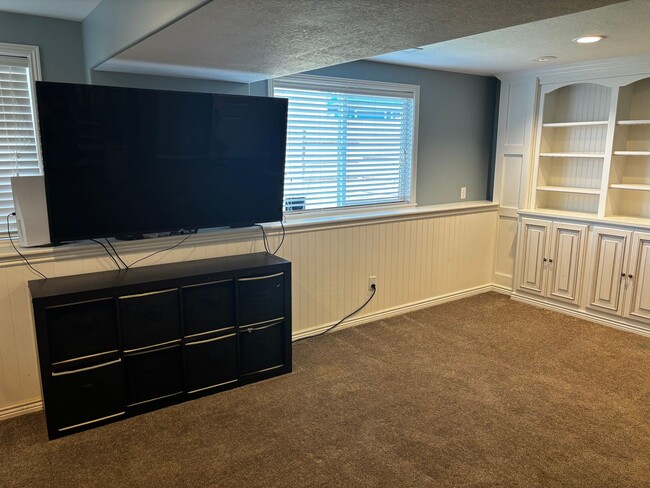 Building Photo - Spacious 5-Bedroom Haven with 3 Full Baths...