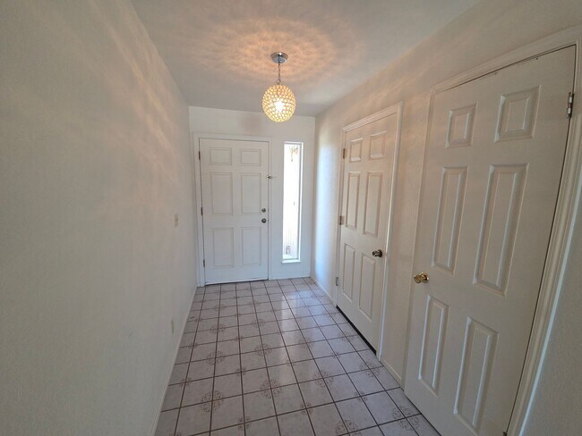 Building Photo - 3 bedroom/2bath home in quiet neighbothood